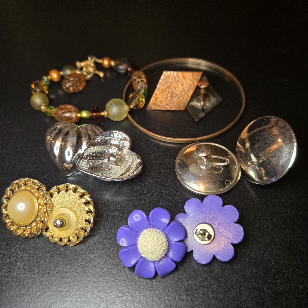 Vintage Fashion Jewelry Lot Of 7 Bracelets Earrings Multicolor Various Styles 17$